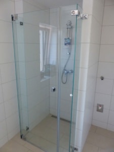 sonderglasdusche-duschvergrößerung verlängerung des duschbereiches mit glas 4710 grieskirchen